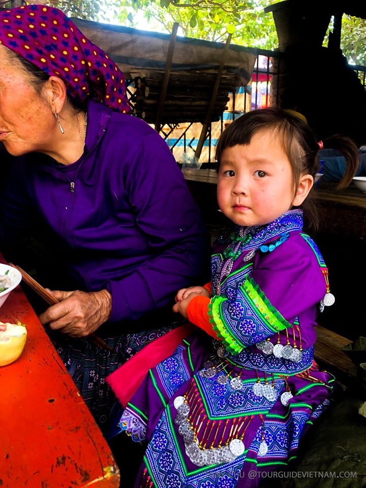 hai bà cháu ăn quà sáng tại chợ phiên bắc hà Bachatour2 Ch B c H L o Cai c G Hay