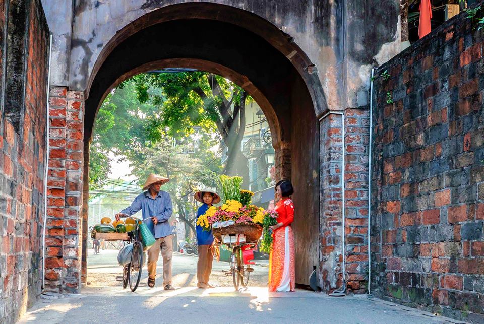 old relics Hanoi photo trip 45212745 2191635154490995 4370603546983268352 n Hanoi Photo Trip with Locals