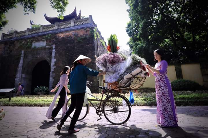 Ao dai dress traditional women wear FB IMG 1540285634248 Hanoi Photo Trip with Locals
