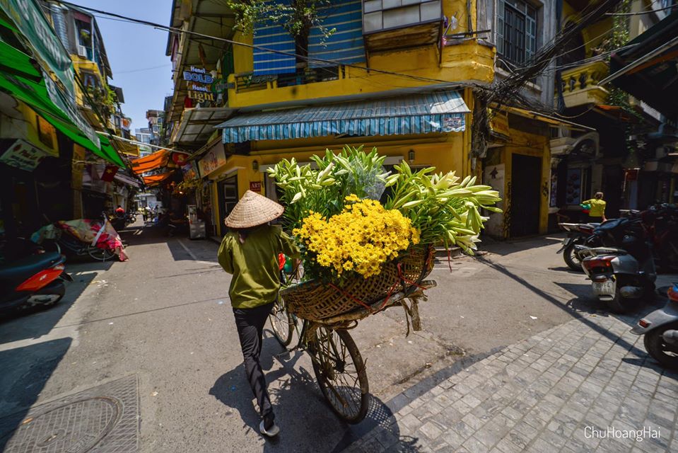 Old Quarter Hanoi vendor photo trip Hanoiinmay Hanoi Photo Trip with Locals
